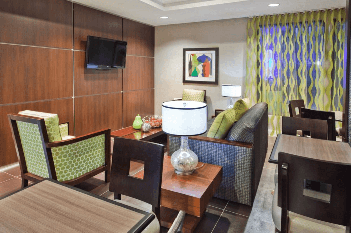 Holiday Inn Express Atlanta West Theme Park Area